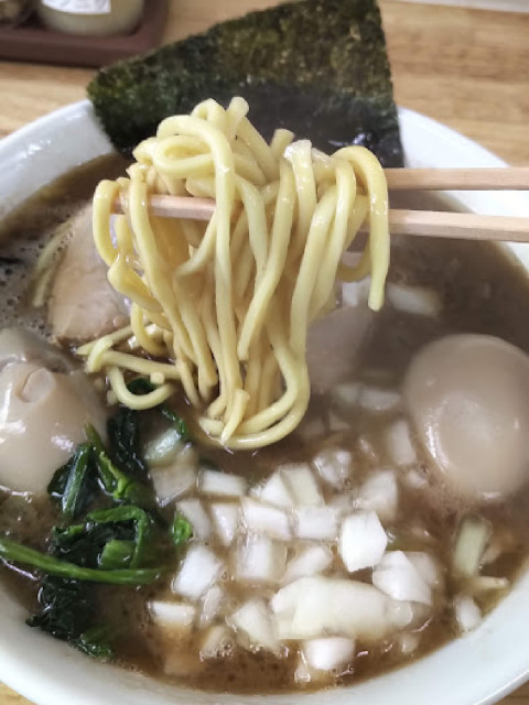 チャーシュー麺＋タマネギ＋煮卵＋汁多め